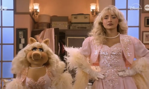 Miss Piggy and Sabrina Carpenter in "The Muppet Show."