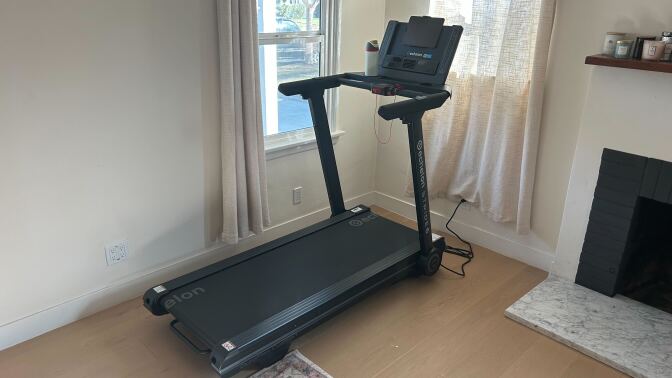 echelon stride 6 treadmill in the corner of a living room